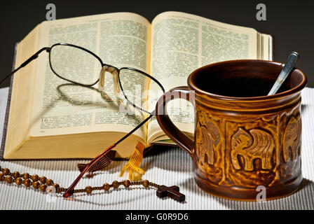 Stillleben mit Tasse Tee und aufgeschlagene Bibel Stockfoto