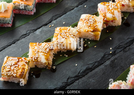 Satz von Sushi auf einer Schiefertafel quadratischen Platte. Stockfoto