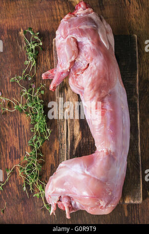 Rohe Kaninchen mit Gemüse Stockfoto