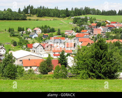 Panoramablick über das kleine Dorf Langenbach im Naturpark Thüringer Wald, Deutschland Stockfoto