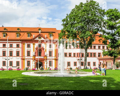Ehemalige Residenz der Gouverneure und Brunnen in Hirsch Park in Erfurt, Thüringen, Deutschland Stockfoto