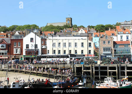 SOUTH BAY HARBOR, SCARBOROUGH, NORTH YORKSHIRE, ENGLAND - 19. Mai 2014: Touristen genießen einen Tag in der beliebten Küste Stockfoto