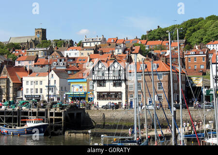 SOUTH BAY HARBOR, SCARBOROUGH, NORTH YORKSHIRE, ENGLAND 19. Mai 2014: Scarborough Beach Resort Hafen am 19. Mai 2014 Stockfoto