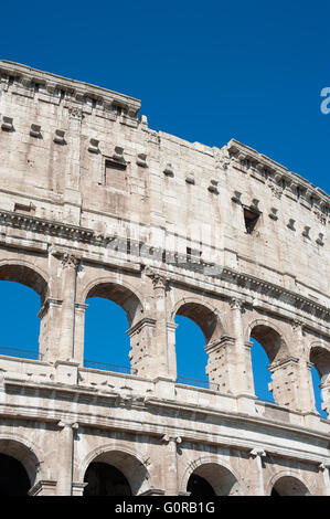 Kolosseum-Denkmal in Rom, Bogen Teil mit blauen Sommerhimmel Stockfoto
