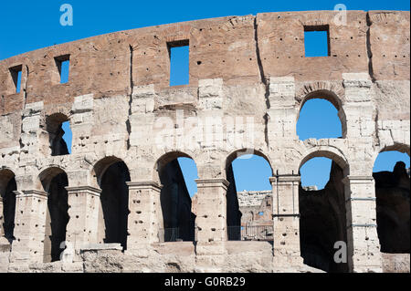 Kolosseum-Denkmal in Rom, Bogen Teil mit blauen Sommerhimmel Stockfoto