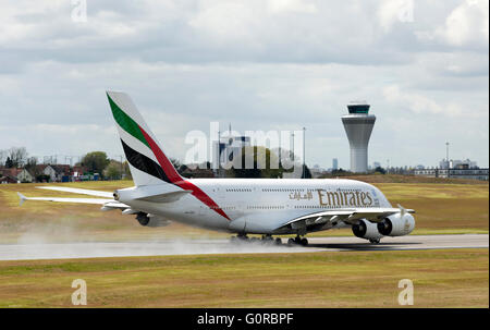 Emirates Airbus A380 abnehmen am Flughafen Birmingham, UK Stockfoto