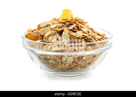 Müsli-Frühstück in Glasschüssel auf weißem Hintergrund Stockfoto