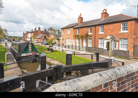 Narrowboats an Fradley Verzweigung Sperren auf die Trent und Mersey Kanal, Staffordshire, England, UK Stockfoto