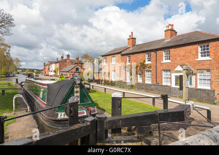 Narrowboats an Fradley Verzweigung Sperren auf die Trent und Mersey Kanal, Staffordshire, England, UK Stockfoto