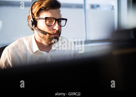 Geschäftsmann mit Brille am Computer arbeiten Stockfoto