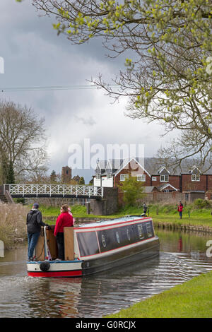 Bootfahren auf dem Trent und Mersey Kanal in der Nähe von Wychnor, Staffordshire, England, UK Stockfoto