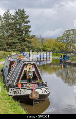 Traditionellen Narrowboat vertäut am Trent & Mersey Kanal bei Alrewas, Staffordshire, England, UK Stockfoto