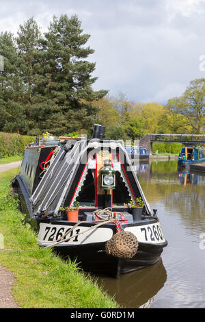 Traditionellen Narrowboat vertäut am Trent & Mersey Kanal bei Alrewas, Staffordshire, England, UK Stockfoto