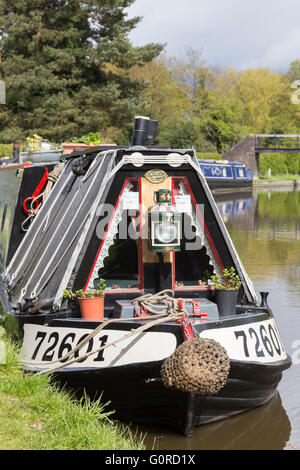 Traditionellen Narrowboat vertäut am Trent & Mersey Kanal bei Alrewas, Staffordshire, England, UK Stockfoto