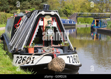 Traditionellen Narrowboat vertäut am Trent & Mersey Kanal bei Alrewas, Staffordshire, England, UK Stockfoto