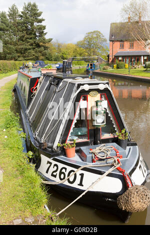 Traditionellen Narrowboat vertäut am Trent & Mersey Kanal bei Alrewas, Staffordshire, England, UK Stockfoto