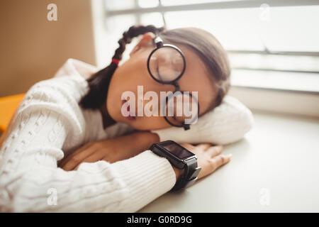 Schlafen auf Schreibtisch Schulkind Stockfoto