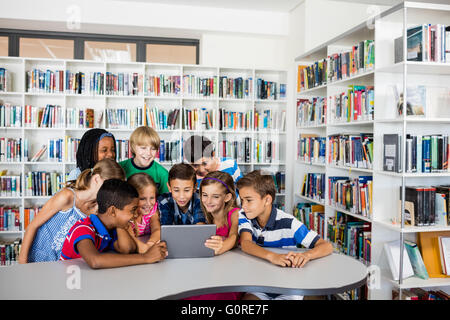 Vorderansicht der Schülerinnen und Schüler mit TabletPC Stockfoto
