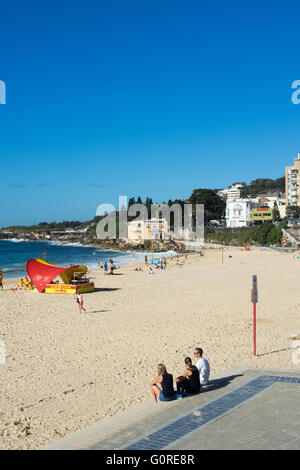 Menschen sitzen auf Stufen nach Coogee Beach, Sydney. Stockfoto