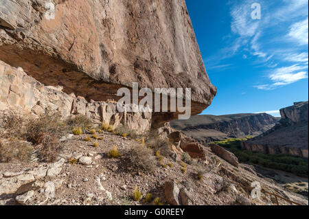 Pinturas River Canyon betrachtet aus der Höhle der Hände - Argentinien Stockfoto