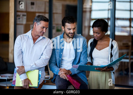 Team von Mitarbeitern diskutieren Stockfoto