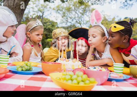 Süße Kinder weht zusammen auf die Kerze in einen Geburtstag feiern Stockfoto