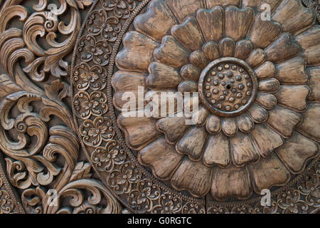 Muster der Blume auf Holz Hintergrund geschnitzt Stockfoto