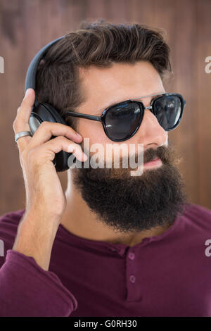 Hipster Mann Musik hören Stockfoto