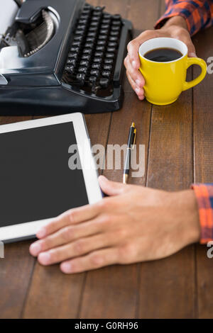 Ein Mann nutzt Schreibmaschine und pad Stockfoto