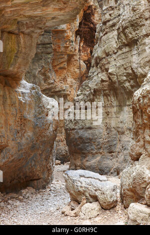 Weg auf Imbros-Schlucht. Kreta. Griechenland. Vertikal Stockfoto