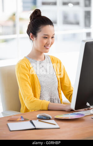 Eine Frau wird auf ihrem Computer arbeiten. Stockfoto