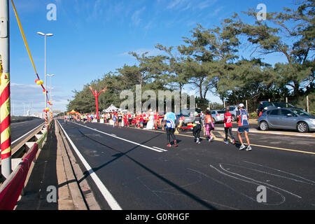 Die Teilnehmer konkurrieren in der Deloitte Herausforderung Marathon auf der M4-Autobahn in Durban, Südafrika Stockfoto