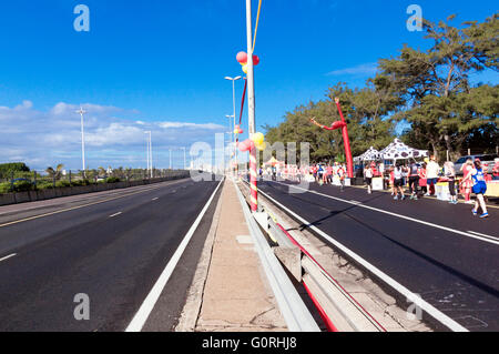 Viele unbekannte Teilnehmer konkurrieren in der Deloitte Herausforderung Marathon auf der M4-Autobahn in Durban, Südafrika Stockfoto