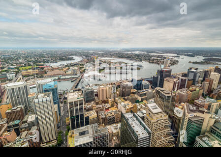 Luftaufnahme von Sydney CBD, Cockle Bay und Barangaroo Reserve vom Sydney Tower Eye bei bewölktem Wetter Stockfoto