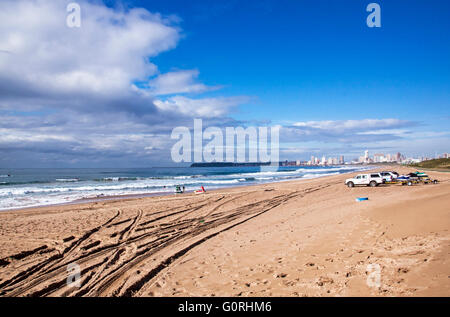 Ski-Boot und LDVs und Anhänger am Strand und Skyline von Durban in Südafrika Stockfoto