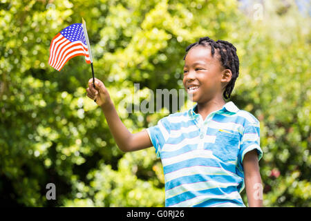 Lächelnde junge wehenden amerikanischen Flagge Stockfoto