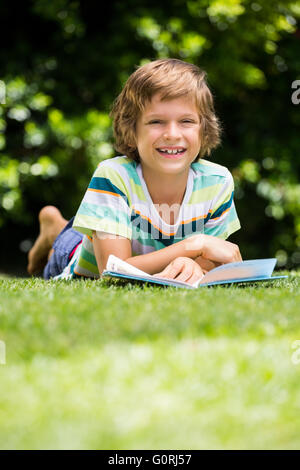 Ein kleiner Junge ist in der Wiese liegend Stockfoto