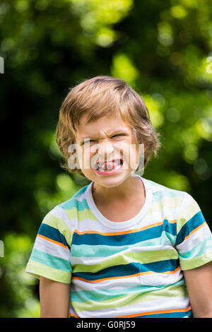 Ein kleiner Junge ist ein lustiges Gesicht machen. Stockfoto
