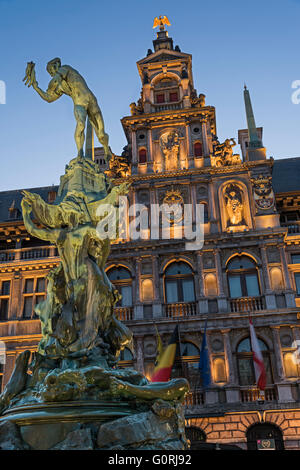 Brabo-Brunnen und Rathaus Grote Markt Antwerpen Belgien Stockfoto