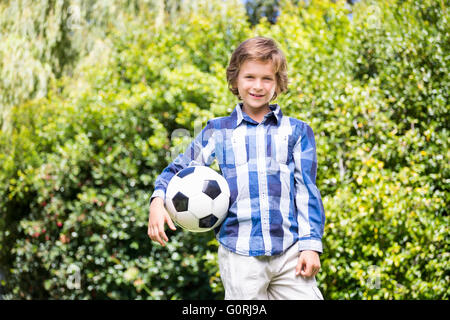 Porträt des netten jungen lächelnd und halten einen Fußball Stockfoto