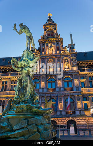 Brabo-Brunnen und Rathaus Grote Markt Antwerpen Belgien Stockfoto