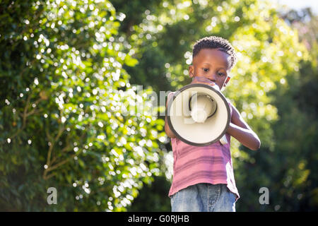 Junge mit einem Megaphon Stockfoto