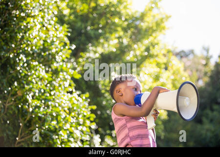 Junge mit einem Megaphon Stockfoto