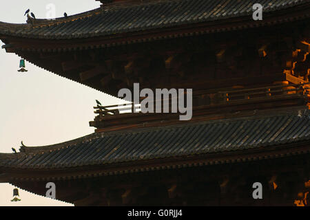 Ein Nachmittag Tele Blick unterstreicht die traditionelle Architektur der Toji Tempel fünfgeschossige Holzpagode (der höchste Holzturm in Japan), im Zentrum von Kyoto, Japan. Toji Tempel ist ein UNESCO-Welterbe. Stockfoto