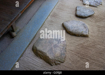 Eine detaillierte Ansicht zeigt Sprungbrett in den Sand am Rande des Zen-Gartens in Shisendo Tempel (erbaut im Jahre 1641 Dichters Ishikawa Jozan), im nordöstlichen Bereich von Kyoto, Japan. Stockfoto