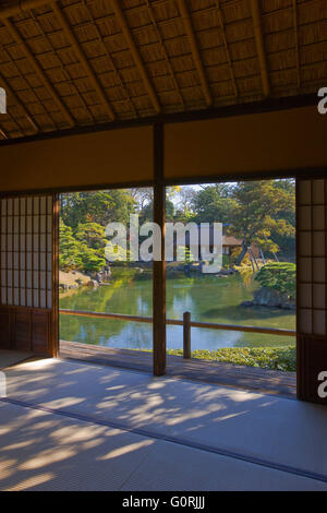 Ein Tageslicht-Innenansicht zeigt traditionelles Tatami matte Böden, Bambus-Decke und Shoji-Papier und Holz-Schiebetüren des Geppa-Ro Teepavillon und schaut über den Gartenteich, Shoi-Ken Teepavillon Katsura Kaiservilla im Südwesten ein Stockfoto