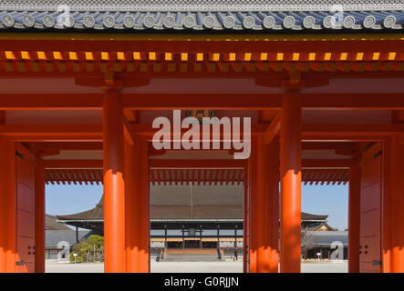 Eine Frontalansicht sieht durch Jomeimon Tor, über den weißen Sand Dantei inneren Garten Hof, um die traditionellen Holzarchitektur und Hiwada Zypresse Rinde Dach des Shishinden Zeremoniensaal innen Kyoto Imperial Palace im Zentrum von Kyoto, Japan. Stockfoto