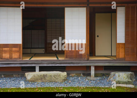 Eine Außenansicht zeigt die Schuh entfernen Schritt Steinen, Holzveranda und Washi-Papier Shoji Schiebetüren des Seikatei Teehauses im Sento Imperial Palace in Kyoto Imperial Park im Zentrum von Kyoto, Japan. Stockfoto