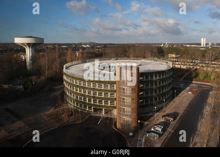 Parkplatz-Anlage, Glostrup Hospital, Copenhagen. Das Runde Gebäude hinterlässt einen minimalen Platzbedarf und Sonnenkollektoren entlang der Fassade mit der grünen Wand bietet einen üppigen visuellen Eindruck eingearbeitet hat. Luftaufnahme des Krankenhauses und Umgebung. Stockfoto