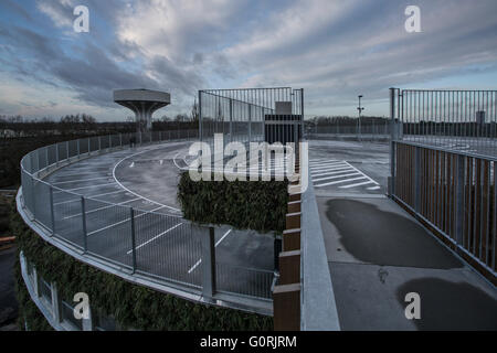 Parkplatz-Anlage, Glostrup Hospital, Copenhagen. Das Runde Gebäude hinterlässt einen minimalen Platzbedarf und Sonnenkollektoren entlang der Fassade mit der grünen Wand bietet einen üppigen visuellen Eindruck eingearbeitet hat. Blick auf die offene oberste Ebene der Parkanlage Stockfoto